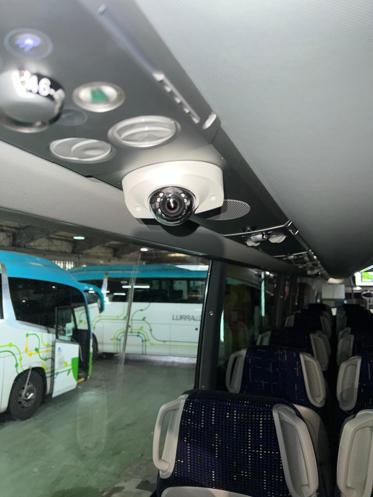 Cámara instalada en el techo del autobús con el interior del vehículo visible en operación.